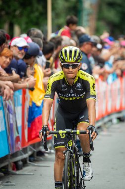 Roma, İtalya 27 Mayıs 2018: Profesyonel bisikletçi Gianluca Brambilla podyum imza başlamadan önce Roma'da İtalya 2018 Tur son aşaması için otobüs sokaklarda.