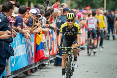 Roma, İtalya 27 Mayıs 2018: Profesyonel bisikletçiler podyum imza başlamadan önce Roma'da İtalya 2018 Tur son aşaması için otobüs sokaklarda.