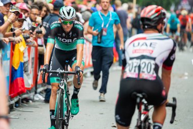 Roma, İtalya 27 Mayıs 2018: Profesyonel bisikletçiler podyum imza başlamadan önce Roma'da İtalya 2018 Tur son aşaması için otobüs sokaklarda.