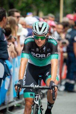 Roma, İtalya 27 Mayıs 2018: Profesyonel bisikletçiler podyum imza başlamadan önce Roma'da İtalya 2018 Tur son aşaması için otobüs sokaklarda.