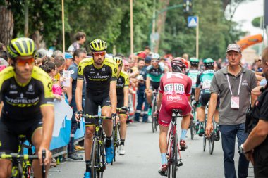 Roma, İtalya 27 Mayıs 2018: Profesyonel bisikletçiler podyum imza başlamadan önce Roma'da İtalya 2018 Tur son aşaması için otobüs sokaklarda.