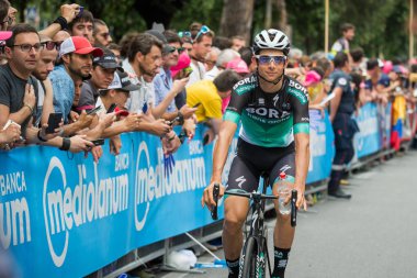 Roma, İtalya 27 Mayıs 2018: Davide Formolo, Bora Hansgrohe takım, İtalya Bisiklet turu 2018'ın başkenti Roma geldikten sonra 21 gün yarış ile son etabına başlangıcından önce fanlar karşılamaktadır.. 