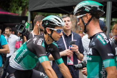 Roma, İtalya 27 Mayıs 2018: Davide Formolo, Bora Hansgrohe takım, İtalya Bisiklet turu 2018'ın başkenti Roma geldikten sonra 21 gün yarış ile son etabına başlangıcından önce fanlar karşılamaktadır.. 