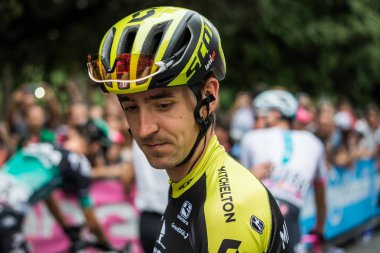 Roma, İtalya 27 Mayıs 2018: Profesyonel bisikletçiler podyum imza başlamadan önce Roma'da İtalya 2018 Tur son aşaması için otobüs sokaklarda.