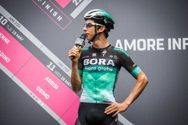 Roma, İtalya 27 Mayıs 2018: Davide Formolo, Bora Hansgrohe ekibi, İtalya Bisiklet turu 2018'ın başkenti Roma geldikten sonra 21 gün yarış ile son etabına başlangıcından önce bir görüşme sırasında. 