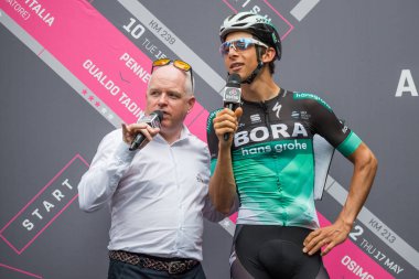 Roma, İtalya 27 Mayıs 2018: Davide Formolo, Bora Hansgrohe ekibi, İtalya Bisiklet turu 2018'ın başkenti Roma geldikten sonra 21 gün yarış ile son etabına başlangıcından önce bir görüşme sırasında. 