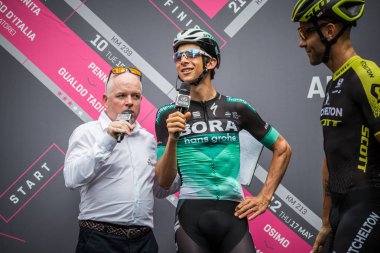 Roma, İtalya 27 Mayıs 2018: Davide Formolo, Bora Hansgrohe ekibi, İtalya Bisiklet turu 2018'ın başkenti Roma geldikten sonra 21 gün yarış ile son etabına başlangıcından önce bir görüşme sırasında. 