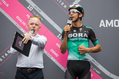 Roma, İtalya 27 Mayıs 2018: Davide Formolo, Bora Hansgrohe ekibi, İtalya Bisiklet turu 2018'ın başkenti Roma geldikten sonra 21 gün yarış ile son etabına başlangıcından önce bir görüşme sırasında. 