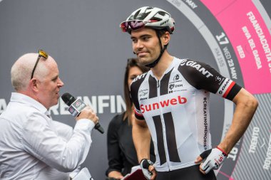 Roma, İtalya 27 Mayıs 2018: Tom Dumoulin, Sunweb Pro takım, İtalya Bisiklet turu 2018'ın başkenti Roma geldikten sonra 21 gün yarış ile son etabına başlangıcından önce gülümseyerek. 
