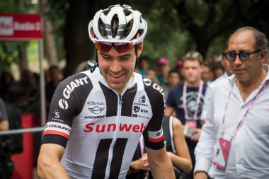 Roma, İtalya 27 Mayıs 2018: Tom Dumoulin, Sunweb Pro takım, İtalya Bisiklet turu 2018'ın başkenti Roma geldikten sonra 21 gün yarış ile son etabına başlangıcından önce gülümseyerek. 