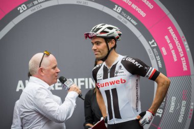 Roma, İtalya 27 Mayıs 2018: Tom Dumoulin, Sunweb bir görüşme başlamadan önce İtalya Bisiklet turu 2018'ın başkenti Roma geldikten sonra 21 gün yarış ile son aşaması sırasında Pro takım. 