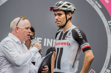 Roma, İtalya 27 Mayıs 2018: Tom Dumoulin, Sunweb bir görüşme başlamadan önce İtalya Bisiklet turu 2018'ın başkenti Roma geldikten sonra 21 gün yarış ile son aşaması sırasında Pro takım. 