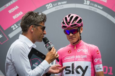 Roma, İtalya 27 Mayıs 2018: İtalya Bisiklet turu 2018'ın başkenti Roma geldikten sonra 21 gün yarış ile son etabına başlangıcından önce bir görüşme sırasında pembe Jersey'deki Chris Froome. 