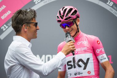 Roma, İtalya 27 Mayıs 2018: İtalya Bisiklet turu 2018'ın başkenti Roma geldikten sonra 21 gün yarış ile son etabına başlangıcından önce bir görüşme sırasında pembe Jersey'deki Chris Froome. 