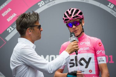 Roma, İtalya 27 Mayıs 2018: İtalya Bisiklet turu 2018'ın başkenti Roma geldikten sonra 21 gün yarış ile son etabına başlangıcından önce bir görüşme sırasında pembe Jersey'deki Chris Froome. 