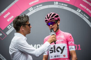 Roma, İtalya 27 Mayıs 2018: İtalya Bisiklet turu 2018'ın başkenti Roma geldikten sonra 21 gün yarış ile son etabına başlangıcından önce bir görüşme sırasında pembe Jersey'deki Chris Froome. 