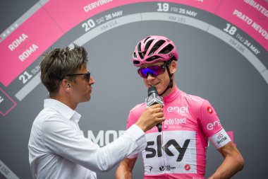 Roma, İtalya 27 Mayıs 2018: İtalya Bisiklet turu 2018'ın başkenti Roma geldikten sonra 21 gün yarış ile son etabına başlangıcından önce bir görüşme sırasında pembe Jersey'deki Chris Froome. 