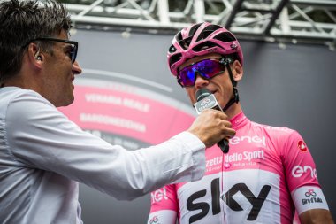 Roma, İtalya 27 Mayıs 2018: İtalya Bisiklet turu 2018'ın başkenti Roma geldikten sonra 21 gün yarış ile son etabına başlangıcından önce bir görüşme sırasında pembe Jersey'deki Chris Froome. 