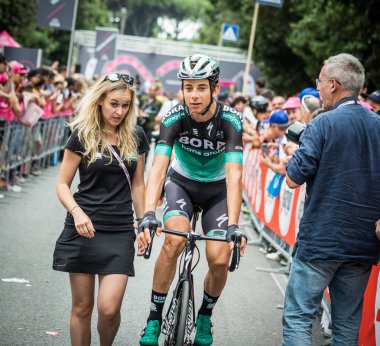 Roma, İtalya 27 Mayıs 2018: Profesyonel bisikletçiler podyum imza başlamadan önce Roma'da İtalya 2018 Tur son aşaması için otobüs sokaklarda.