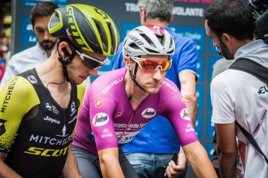 Roma, İtalya 27 Mayıs 2018: Profesyonel bisikletçi Elia Viviani podyum imza başlamadan önce Roma'da İtalya 2018 Tur son aşaması için otobüs sokaklarda.