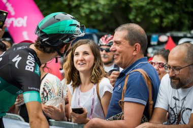 Roma, İtalya 27 Mayıs 2018: Davide Formolo, Bora Hansgrohe takım, İtalya Bisiklet turu 2018'ın başkenti Roma geldikten sonra 21 gün yarış ile son etabına başlangıcından önce fanlar karşılamaktadır.. 