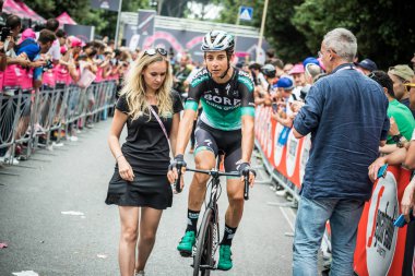 Roma, İtalya 27 Mayıs 2018: Davide Formolo, Bora Hansgrohe takım, İtalya Bisiklet turu 2018'ın başkenti Roma geldikten sonra 21 gün yarış ile son etabına başlangıcından önce fanlar karşılamaktadır.. 