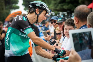 Roma, İtalya 27 Mayıs 2018: Davide Formolo, Bora Hansgrohe takım, İtalya Bisiklet turu 2018'ın başkenti Roma geldikten sonra 21 gün yarış ile son etabına başlangıcından önce fanlar karşılamaktadır.. 