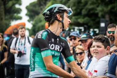 Roma, İtalya 27 Mayıs 2018: Davide Formolo, Bora Hansgrohe takım, İtalya Bisiklet turu 2018'ın başkenti Roma geldikten sonra 21 gün yarış ile son etabına başlangıcından önce fanlar karşılamaktadır.. 