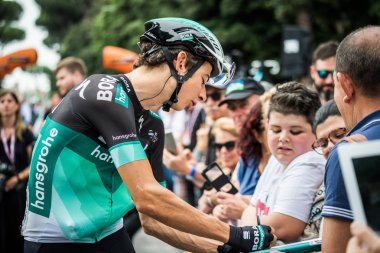 Roma, İtalya 27 Mayıs 2018: Davide Formolo, Bora Hansgrohe takım, İtalya Bisiklet turu 2018'ın başkenti Roma geldikten sonra 21 gün yarış ile son etabına başlangıcından önce fanlar karşılamaktadır.. 