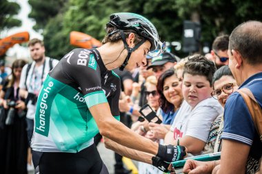 Roma, İtalya 27 Mayıs 2018: Davide Formolo, Bora Hansgrohe takım, İtalya Bisiklet turu 2018'ın başkenti Roma geldikten sonra 21 gün yarış ile son etabına başlangıcından önce fanlar karşılamaktadır.. 
