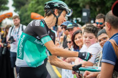 Roma, İtalya 27 Mayıs 2018: Davide Formolo, Bora Hansgrohe takım, İtalya Bisiklet turu 2018'ın başkenti Roma geldikten sonra 21 gün yarış ile son etabına başlangıcından önce fanlar karşılamaktadır.. 