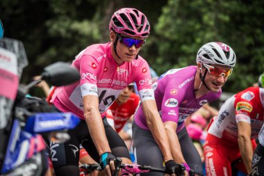 Roma, İtalya 27 Mayıs 2018: Profesyonel bisikletçiler, Grup Chris Froome demet, pembe Jersey'deki ile çapraz Roma sokaklarında İtalya Bisiklet turu 101 baskısının son aşamasında.