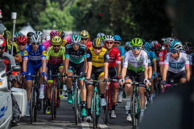 Roma, İtalya 27 Mayıs 2018: Grup profesyonel bisikletçiler İtalya Bisiklet turu 2018 101 baskısının son aşamasında Roma sokaklarında.