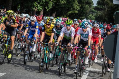 Roma, İtalya 27 Mayıs 2018: Grup profesyonel bisikletçiler İtalya Bisiklet turu 2018 101 baskısının son aşamasında Roma sokaklarında.