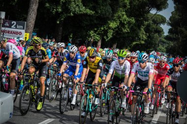 Roma, İtalya 27 Mayıs 2018: Grup profesyonel bisikletçiler İtalya Bisiklet turu 2018 101 baskısının son aşamasında Roma sokaklarında.