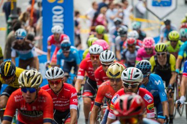 Roma, İtalya 27 Mayıs 2018: Grup profesyonel bisikletçiler İtalya Bisiklet turu 2018 101 baskısının son aşamasında Roma sokaklarında.