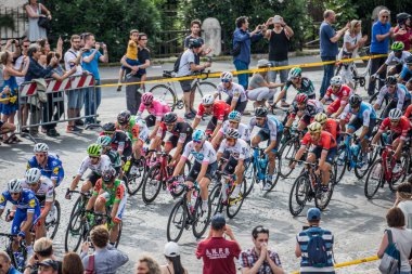 Roma, İtalya 27 Mayıs 2018: Profesyonel bisikletçiler, Grup Chris Froome demet, pembe Jersey'deki ile çapraz Roma sokaklarında İtalya Bisiklet turu 101 baskısının son aşamasında.