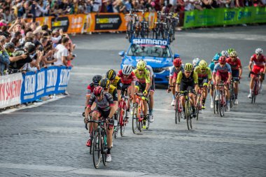 Roma, İtalya 27 Mayıs 2018: Grup profesyonel bisikletçiler İtalya Bisiklet turu 2018 101 baskısının son aşamasında Roma sokaklarında.