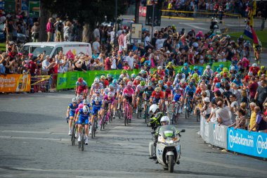 Roma, İtalya 27 Mayıs 2018: Profesyonel bisikletçiler, Grup Chris Froome demet, pembe Jersey'deki ile çapraz Roma sokaklarında İtalya Bisiklet turu 101 baskısının son aşamasında.