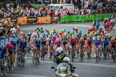 Roma, İtalya 27 Mayıs 2018: Profesyonel bisikletçiler, Grup Chris Froome demet, pembe Jersey'deki ile çapraz Roma sokaklarında İtalya Bisiklet turu 101 baskısının son aşamasında.