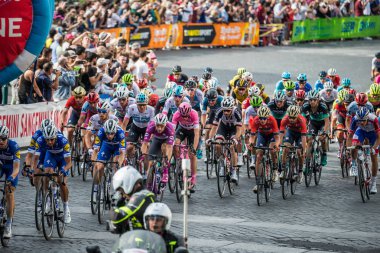 Roma, İtalya 27 Mayıs 2018: Profesyonel bisikletçiler, Grup Chris Froome demet, pembe Jersey'deki ile çapraz Roma sokaklarında İtalya Bisiklet turu 101 baskısının son aşamasında.