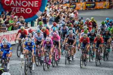 Roma, İtalya 27 Mayıs 2018: Profesyonel bisikletçiler, Grup Chris Froome demet, pembe Jersey'deki ile çapraz Roma sokaklarında İtalya Bisiklet turu 101 baskısının son aşamasında.