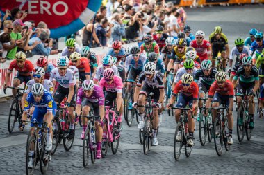 Roma, İtalya 27 Mayıs 2018: Profesyonel bisikletçiler, Grup Chris Froome demet, pembe Jersey'deki ile çapraz Roma sokaklarında İtalya Bisiklet turu 101 baskısının son aşamasında.