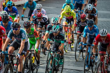 Roma, İtalya 27 Mayıs 2018: Grup profesyonel bisikletçiler İtalya Bisiklet turu 2018 101 baskısının son aşamasında Roma sokaklarında.