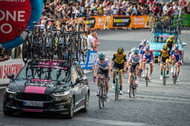 Roma, İtalya 27 Mayıs 2018: Grup profesyonel bisikletçiler İtalya Bisiklet turu 2018 101 baskısının son aşamasında Roma sokaklarında.