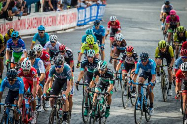 Roma, İtalya 27 Mayıs 2018: Grup profesyonel bisikletçiler İtalya Bisiklet turu 2018 101 baskısının son aşamasında Roma sokaklarında.