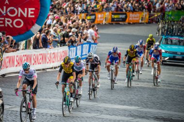 Roma, İtalya 27 Mayıs 2018: Grup profesyonel bisikletçiler İtalya Bisiklet turu 2018 101 baskısının son aşamasında Roma sokaklarında.