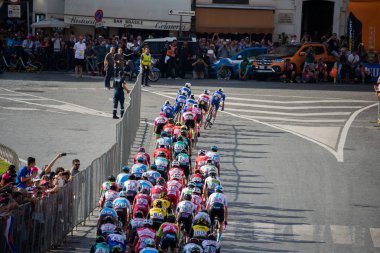 Roma, İtalya 27 Mayıs 2018: Grup profesyonel bisikletçiler İtalya Bisiklet turu 2018 101 baskısının son aşamasında Roma sokaklarında.