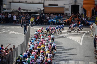 Roma, İtalya 27 Mayıs 2018: Grup profesyonel bisikletçiler İtalya Bisiklet turu 2018 101 baskısının son aşamasında Roma sokaklarında.