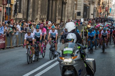Roma, İtalya 27 Mayıs 2018: Profesyonel bisikletçiler, Grup Chris Froome demet, pembe Jersey'deki ile çapraz Roma sokaklarında İtalya Bisiklet turu 101 baskısının son aşamasında.